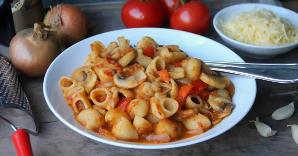 Pasta met paprika en champignons recept jul 2024 950x500