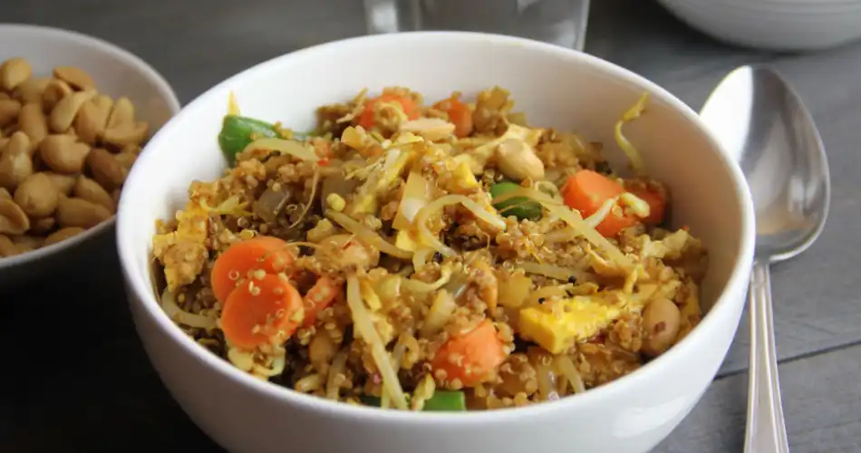Quinoa met Indonesische roerbak en ei recept feb 2021 950x500