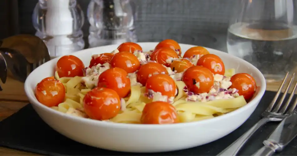 Tagliatelle met tomaat en feta 950x500