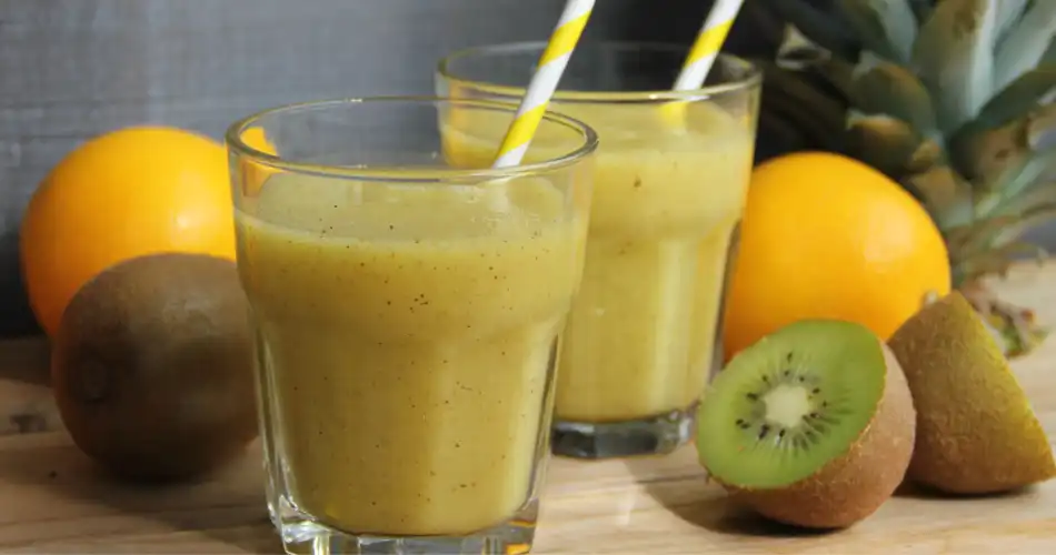 Smoothie met ananas sinaasappel en kiwi recept aug 2021 950x500