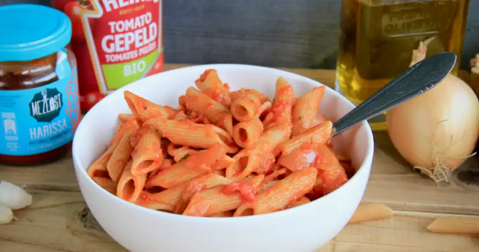 Snelle pasta met tomaat ui en harissa 950x500