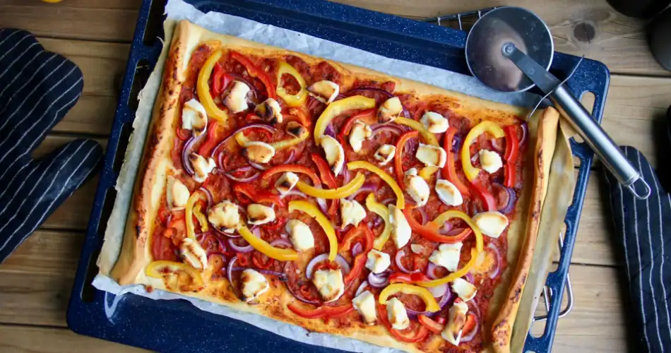 Pizza met paprika en geitenkaas recept 950x500